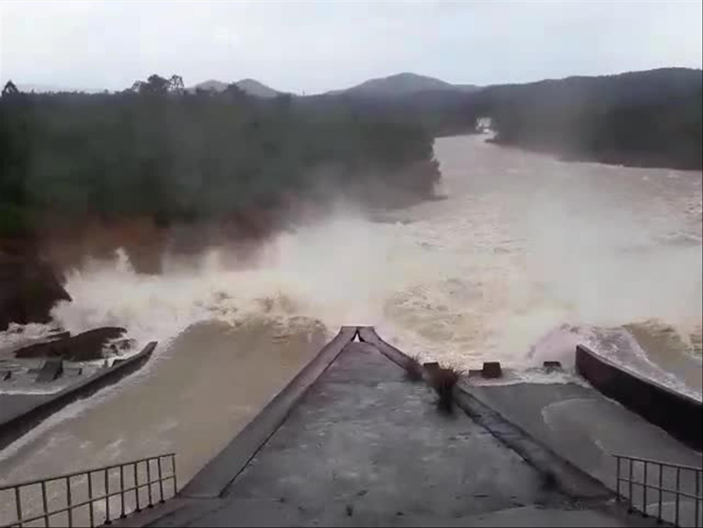 Hồ Vực Mấu (thị xã Hoàng Mai, tỉnh Nghệ An) liên tiếp xả lũ khiến khu vực thị xã Hoàng Mai ngập lụt nặng