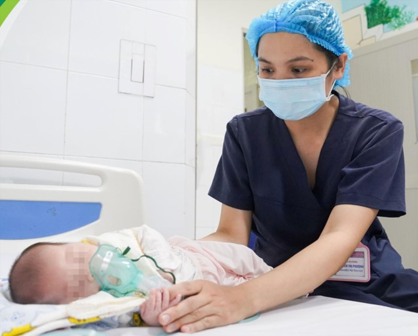 Bác sĩ BV Nhi Trung ương chăm sóc bệnh nhi mắc ho gà