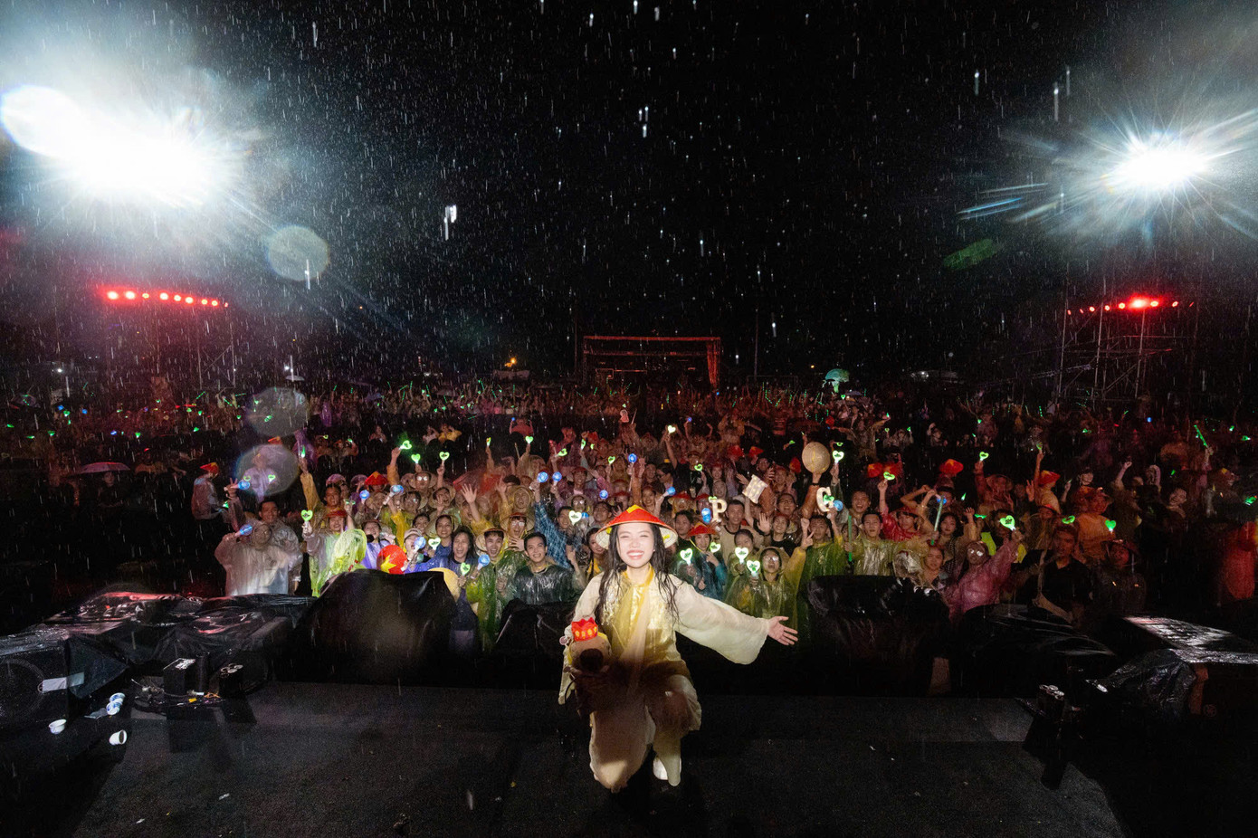 Phương Mỹ Chi hát dưới mưa, trong vòng tay của hàng ngàn khán giả