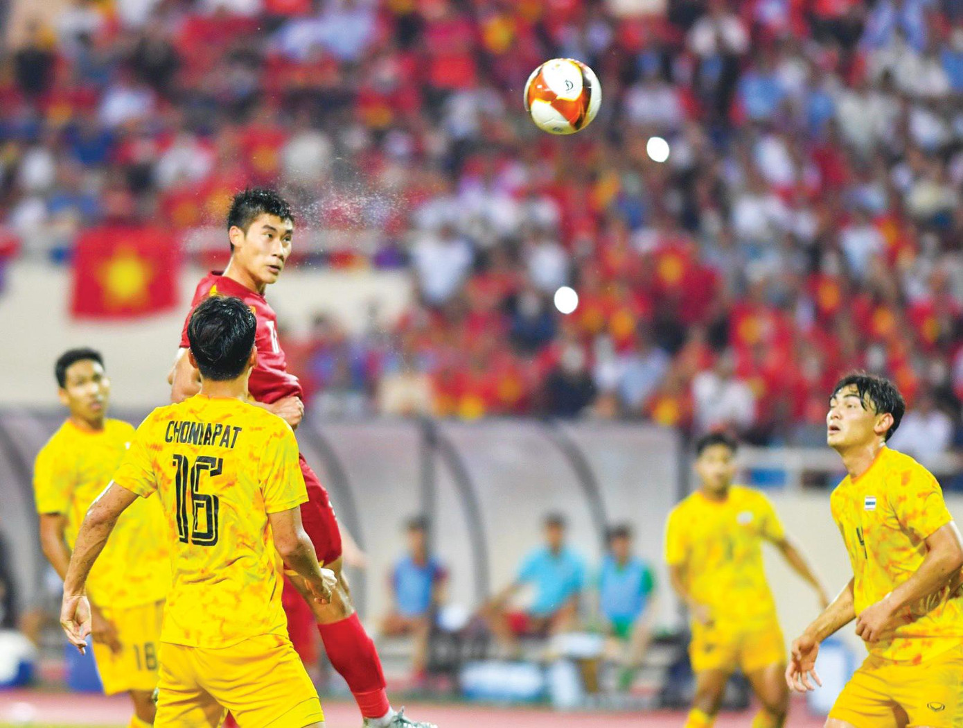 Khoảnh khắc Nhâm Mạnh Dũng đánh đầu tung lưới Thái Lan