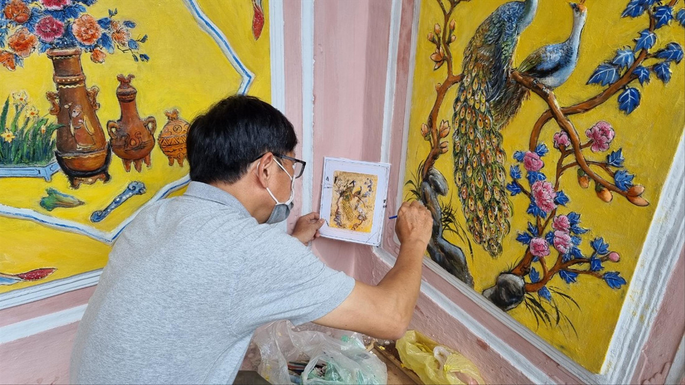 Họa sĩ tỉ mỉ đối chiếu với hình ảnh gốc để phục dựng tranh cổ bị hư hỏng