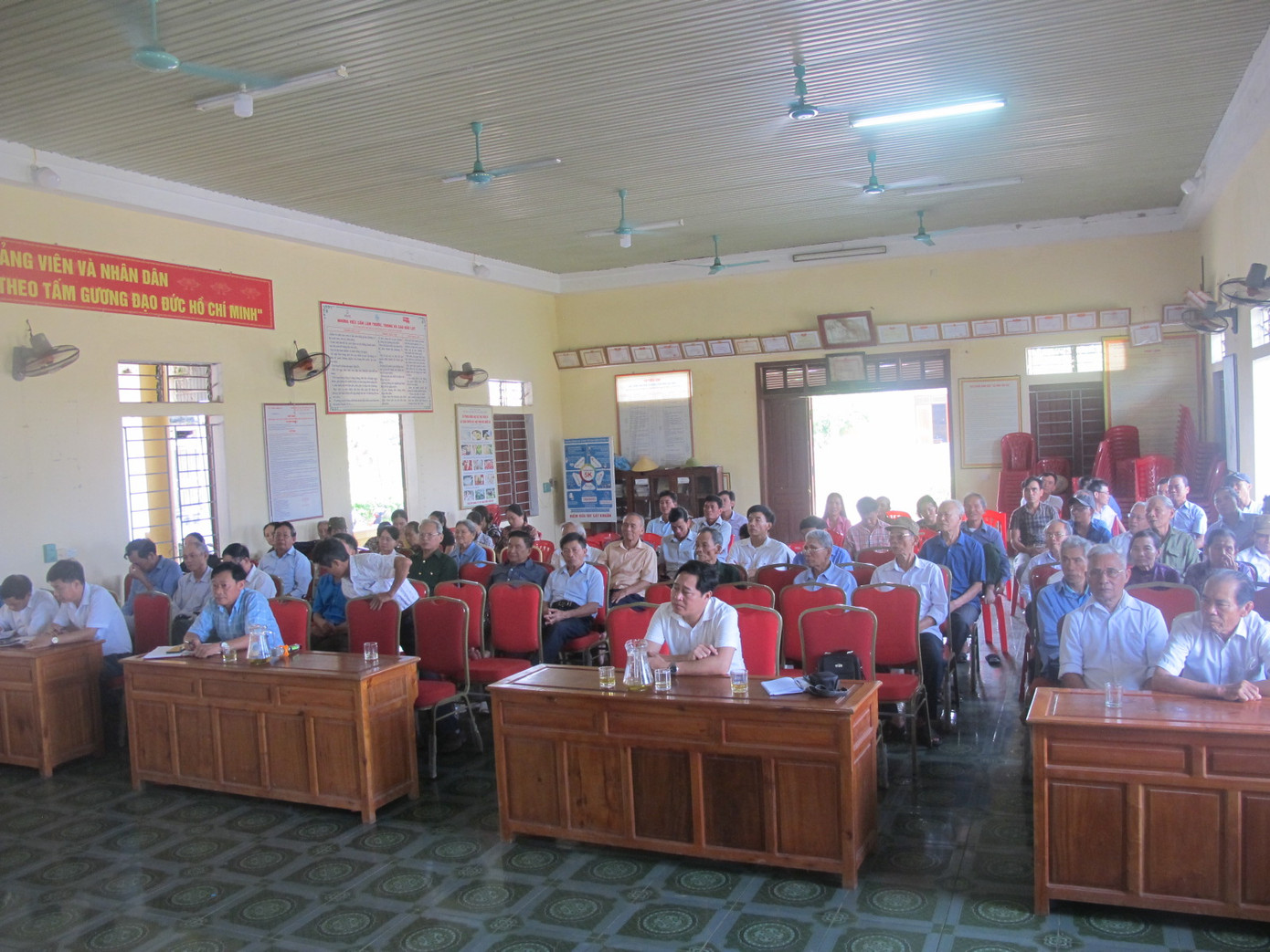 Đảng viên dự sinh hoạt thường kỳ chi bộ Kim Tân, xã Tân Lộc, huyện Lộc Hà.