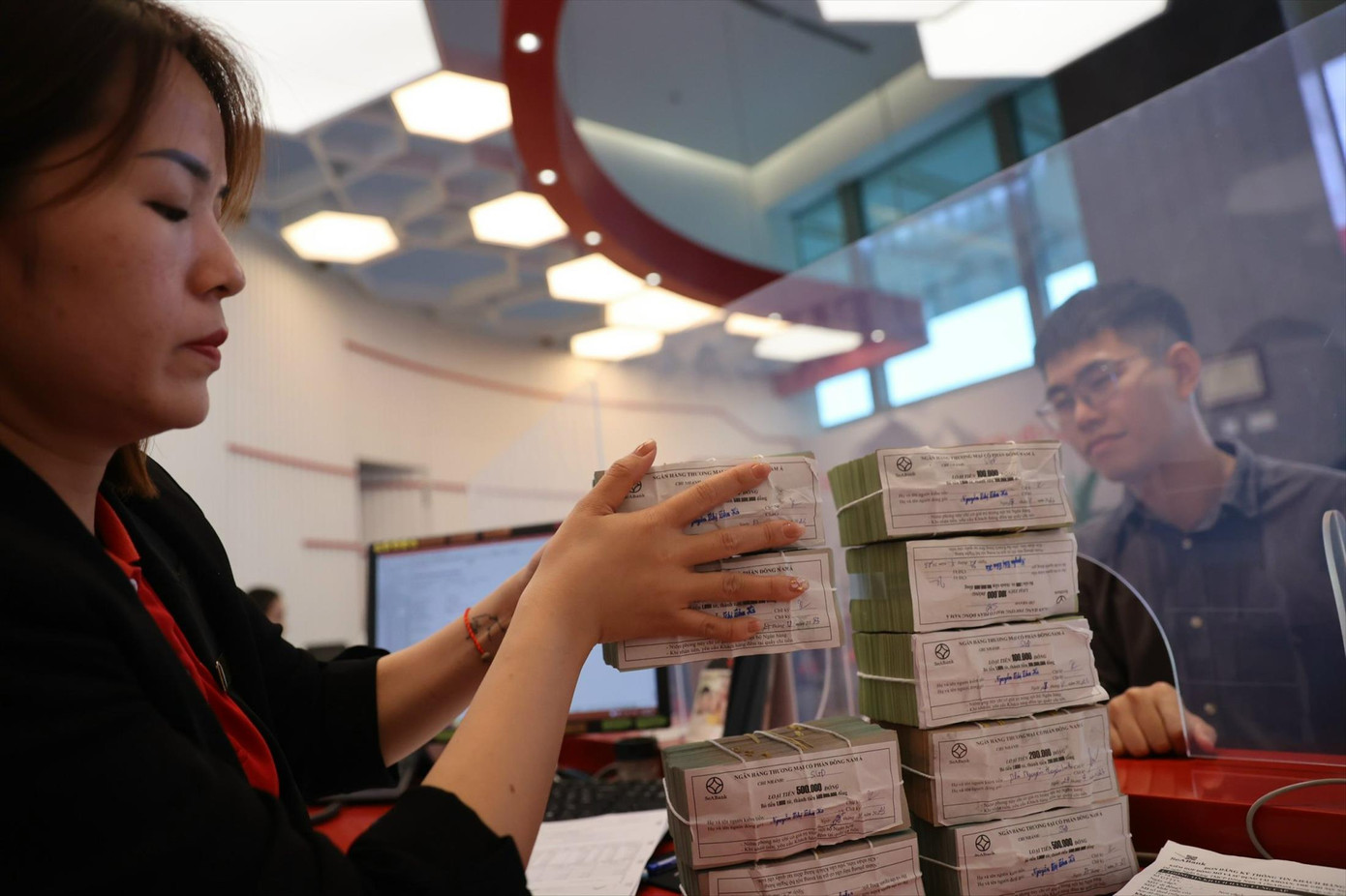 Nhiều doanh nghiệp, người dân vẫn phải chịu mức lãi suất cho vay caoẢnh: Như Ý