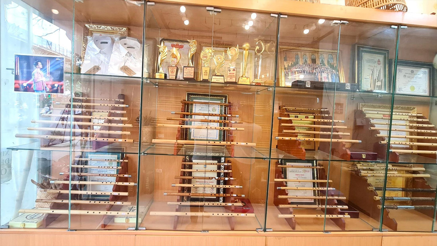 Những chiếc cup, bằng khen được Nguyễn Văn Mão trưng bày kín tủ Những chiếc cup, bằng khen được Nguyễn Văn Mão trưng bày kín tủ