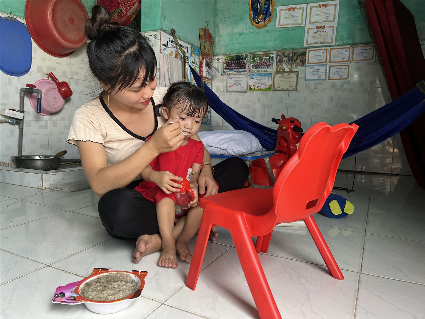 Chị Phùng Thị Vui (công nhân Công ty Pouyuen) lo lắng nếu cả hai vợ chồng mất việc. Ảnh: U.P