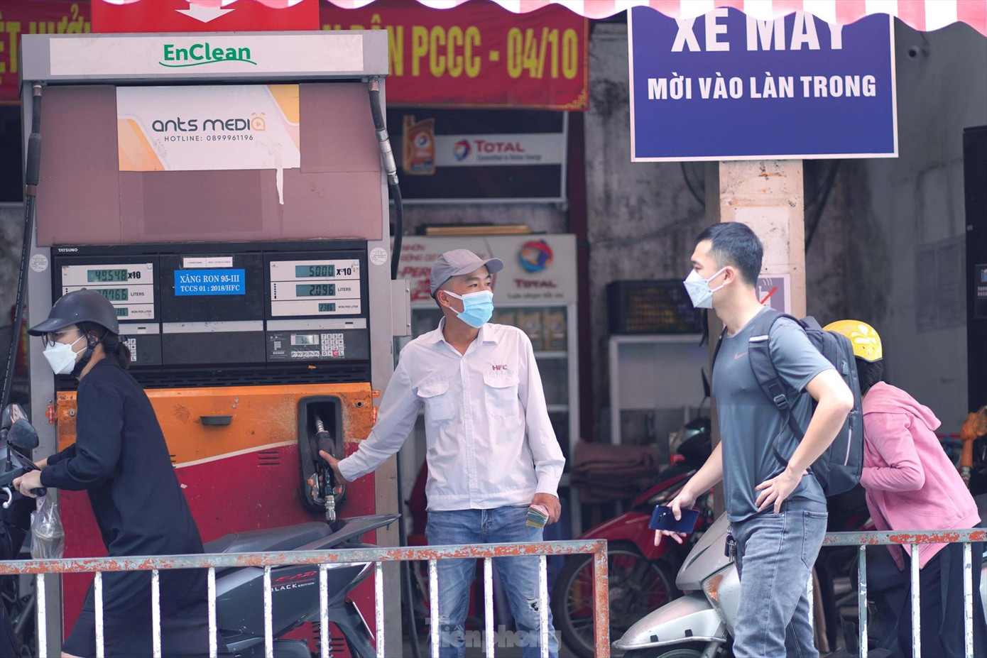 Người dân đều được đổ đầy bình chứa nhiên liệu của xe máy, ô tô; không còn giới hạn như trước Ảnh: Trọng Quân Người dân đều được đổ đầy bình chứa nhiên liệu của xe máy, ô tô; không còn giới hạn như trước Ảnh: Trọng Quân