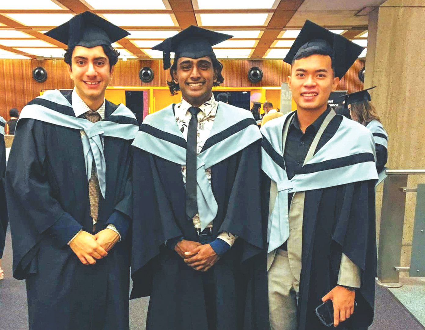 Huỳnh Tấn Đạt (ngoài cùng bên phải) cùng bạn trong lễ tốt nghiệp ĐH Công nghệ Sydney. Ảnh: NVCC Huỳnh Tấn Đạt (ngoài cùng bên phải) cùng bạn trong lễ tốt nghiệp ĐH Công nghệ Sydney. Ảnh: NVCC