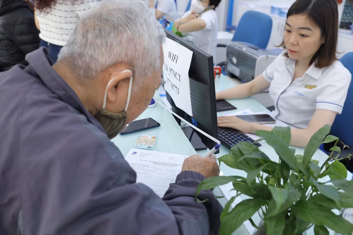 Từ 31/3, khách hàng không thực hiện chuẩn hóa thông tin thuê bao sẽ bị khóa liên lạc một chiều Ảnh: N. Hoài Từ 31/3, khách hàng không thực hiện chuẩn hóa thông tin thuê bao sẽ bị khóa liên lạc một chiều Ảnh: N. Hoài