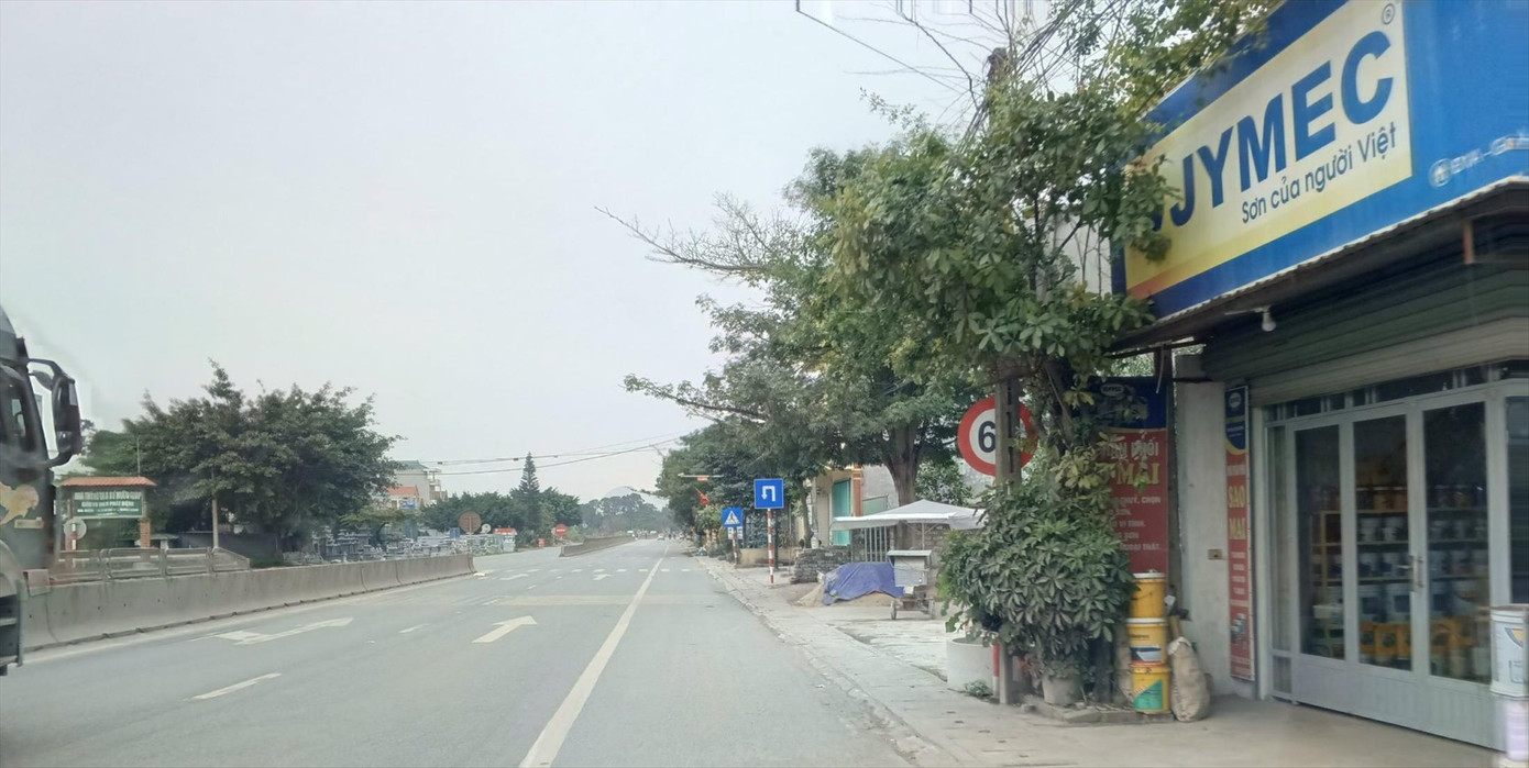 Biển báo “nấp” sau cột điện, lùm cây. Ảnh: Viết Hà.