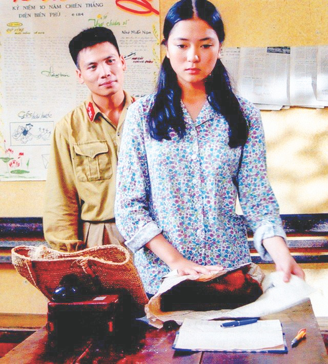 Trước khi đăng quang Hoa hậu Việt Nam, Nguyễn Thị Huyền đóng vai Hương trong phim “Thời xa vắng”. Trước khi đăng quang Hoa hậu Việt Nam, Nguyễn Thị Huyền đóng vai Hương trong phim “Thời xa vắng”.