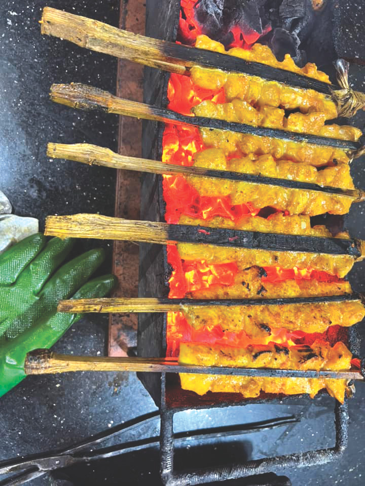 Khi nướng, que chả phải được lật liên tục để cá không bị cháy và mùi khói của củi than tỏa đều miếng cá, sao cho cá chín vàng mà vẫn còn nước ngọt