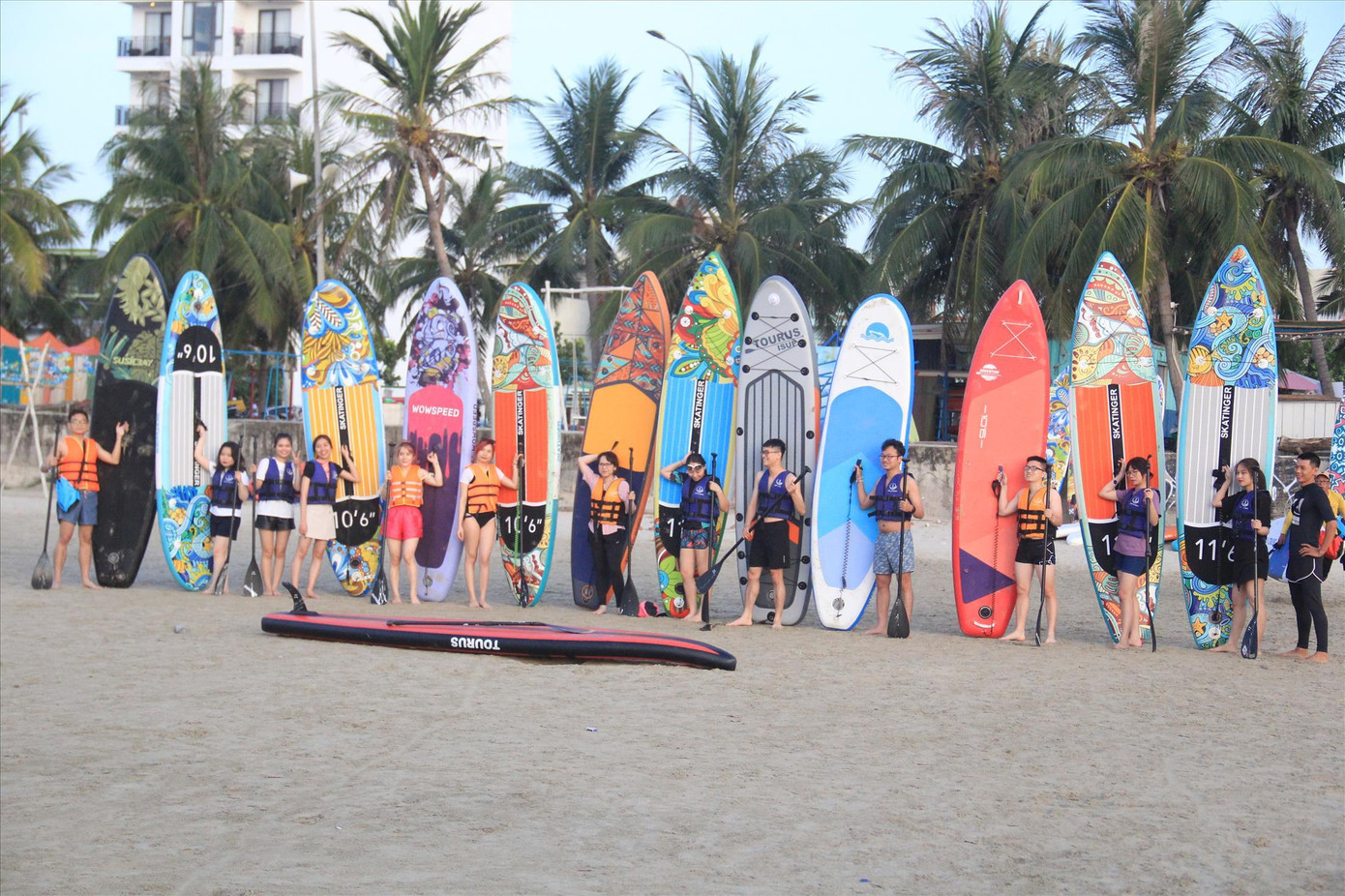 Bãi biển Mân Thái sôi động, trẻ trung hơn từ khi có những người chơi SUP. - Ảnh: Thanh Trần