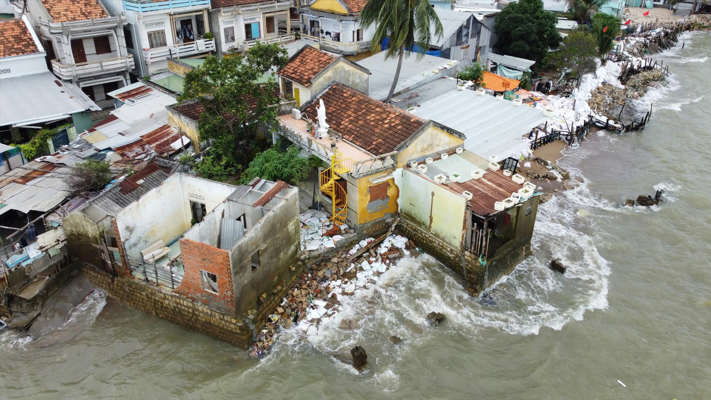 Sóng lớn đánh sập nhà dân ở cồn Nhất Trí