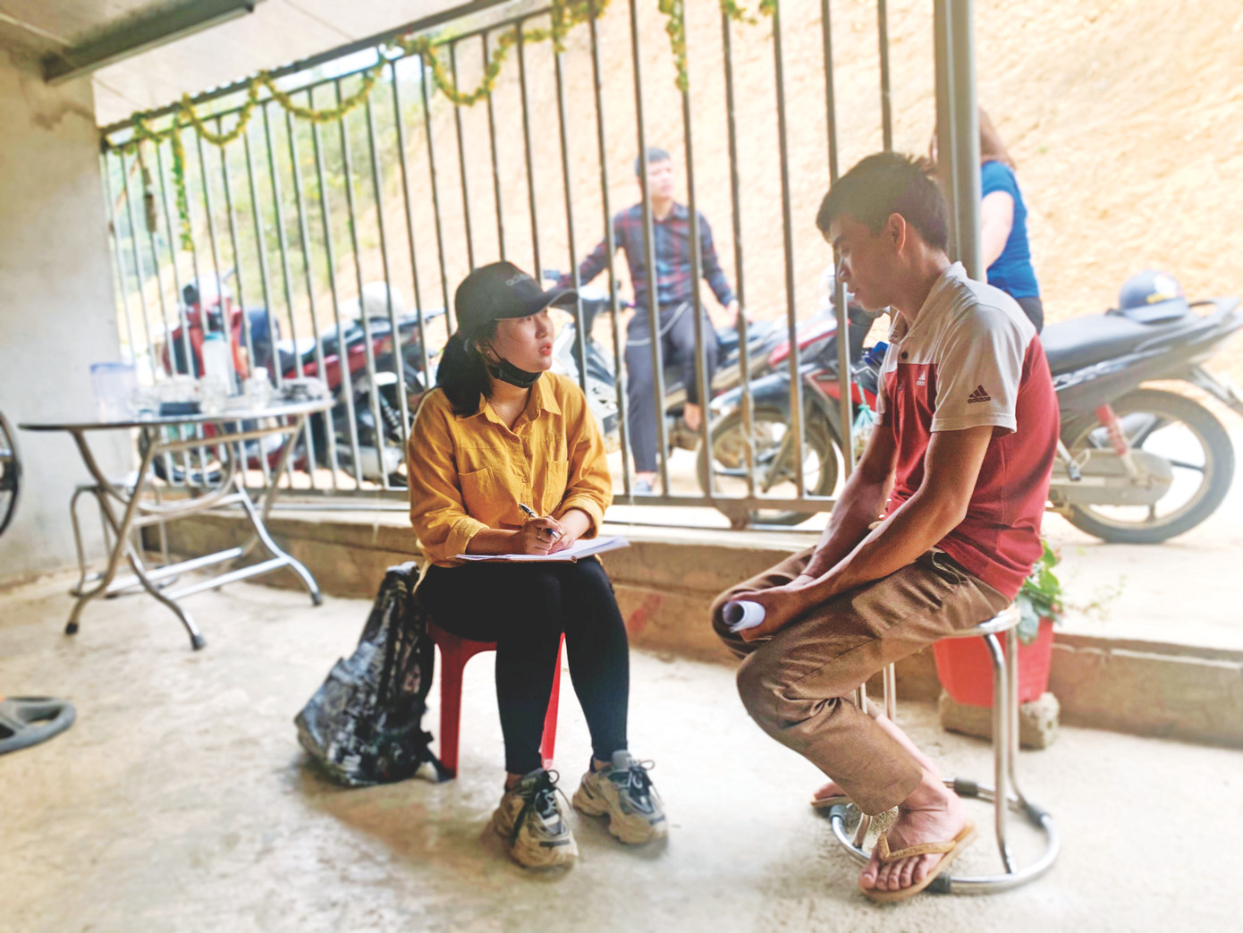 Tác giả trò chuyện với một trưởng bản ở huyện miền núi Tương Dương