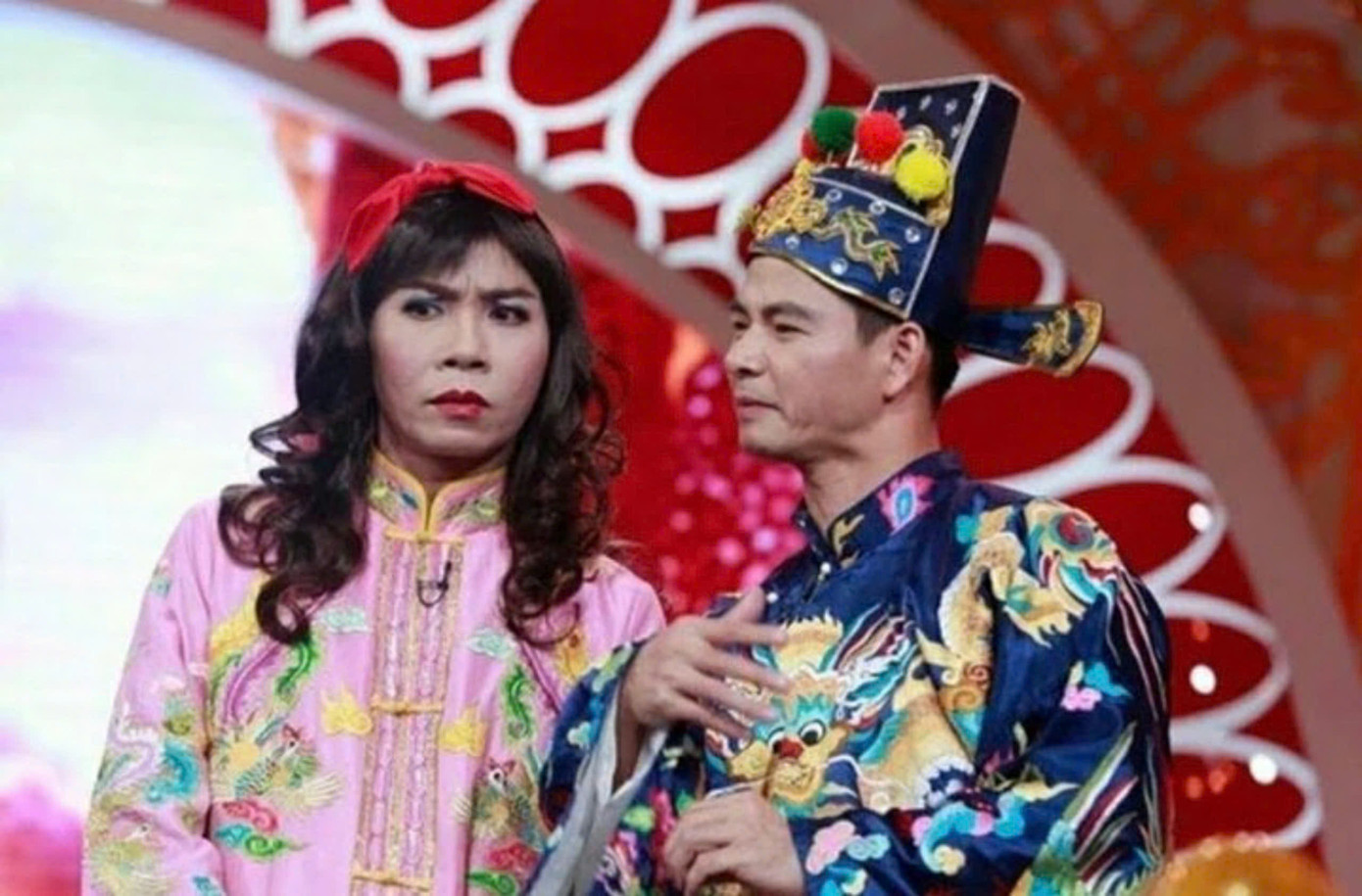 NSND Công Lý (trái) và NSND Xuân Bắc (phải) trong một chương trình Táo quân. Ca khúc thiếu nhi “Đi học” (Thơ: Hoàng Minh Chính, Nhạc: Bùi Đình Thảo) từng lên chương trình Táo quân với lời chế được “Cô Đẩu” (NSND Công Lý đóng) thể hiện: “Hôm qua em tới trường, bạn đánh em gần chết” để nói về vấn nạn bạo lực học đường. Câu chế này từng “gây bão” nhưng cũng có ý kiến chê phản cảm NSND Công Lý (trái) và NSND Xuân Bắc (phải) trong một chương trình Táo quân. Ca khúc thiếu nhi “Đi học” (Thơ: Hoàng Minh Chính, Nhạc: Bùi Đình Thảo) từng lên chương trình Táo quân với lời chế được “Cô Đẩu” (NSND Công Lý đóng) thể hiện: “Hôm qua em tới trường, bạn đánh em gần chết” để nói về vấn nạn bạo lực học đường. Câu chế này từng “gây bão” nhưng cũng có ý kiến chê phản cảm