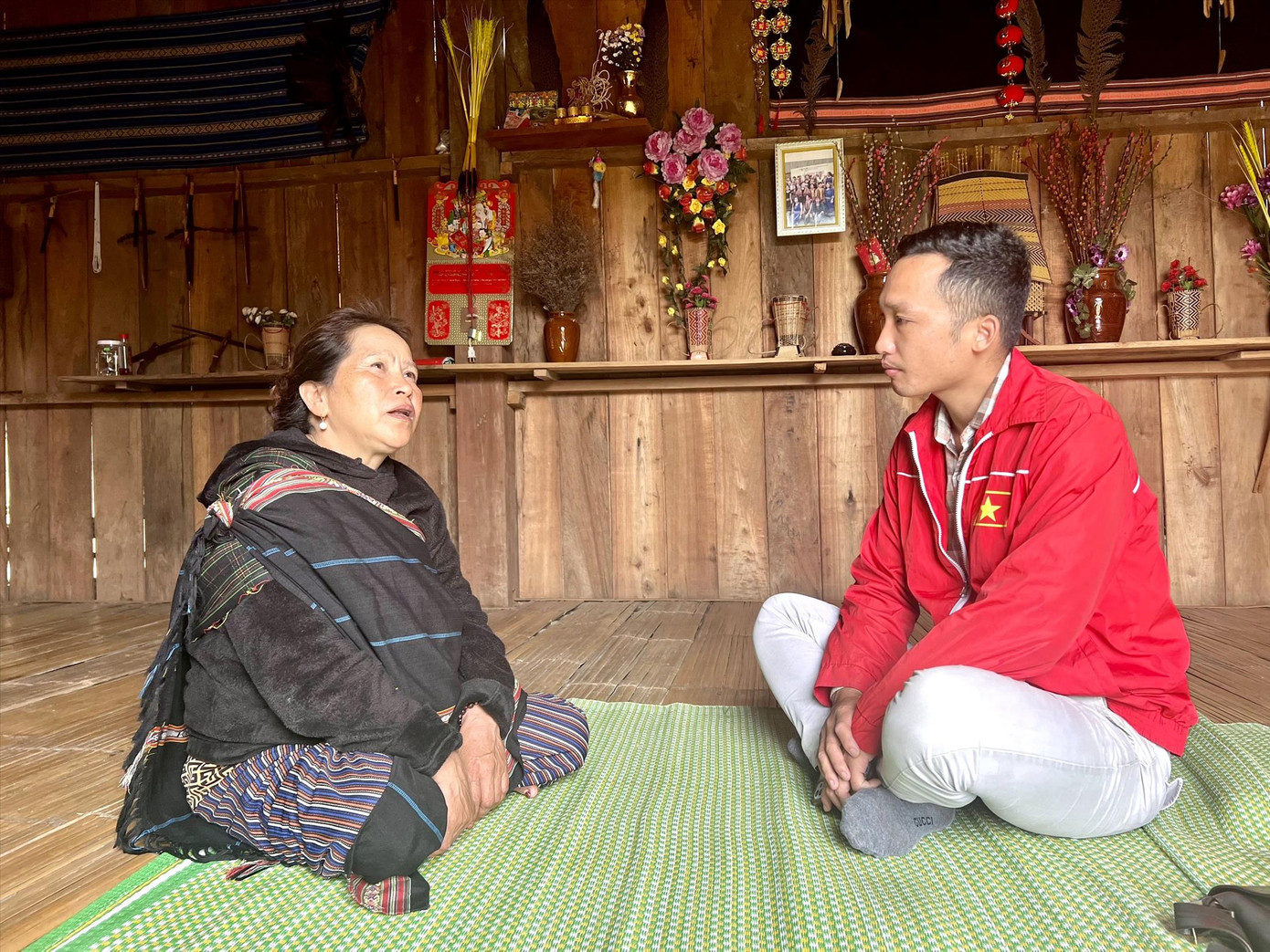 Bà Y Lim trò chuyện với phóng viên Tiền Phong