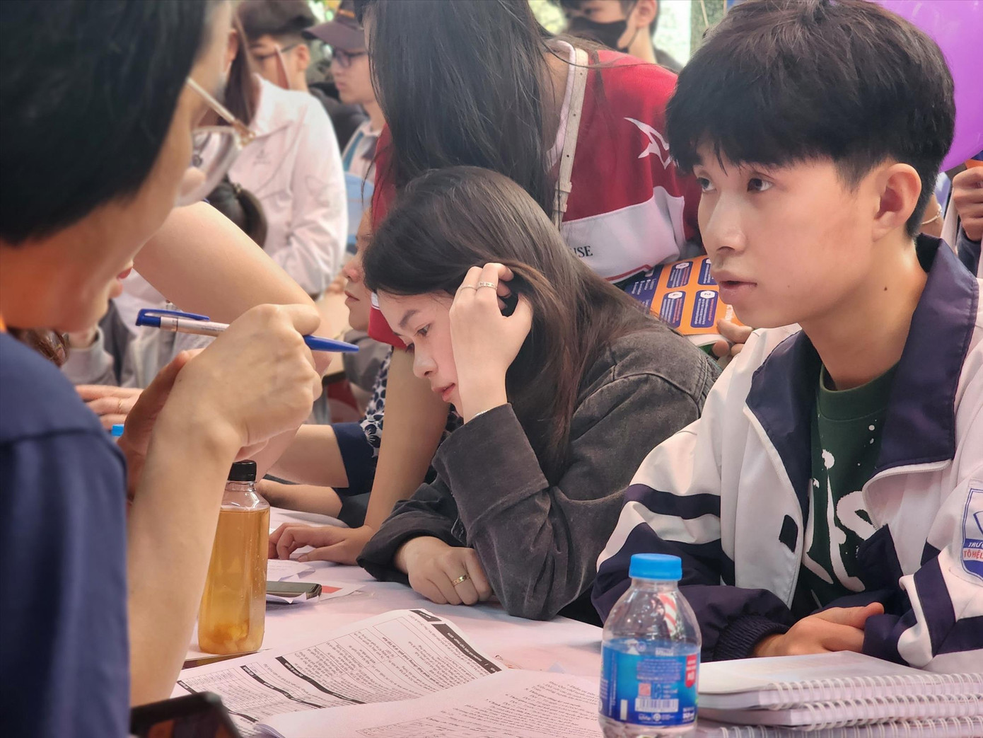 Thí sinh cũng nín thở chờ quy chế tuyển sinh mới. Ảnh: Trọng Quân