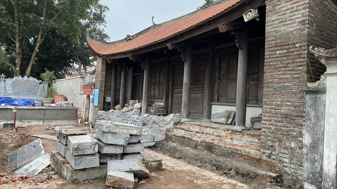 Tu sửa cấp thiết của đình Chèm xuất hiện nhiều vấn đề đáng lo ngại Ảnh: KỲ SƠN Tu sửa cấp thiết của đình Chèm xuất hiện nhiều vấn đề đáng lo ngại Ảnh: KỲ SƠN