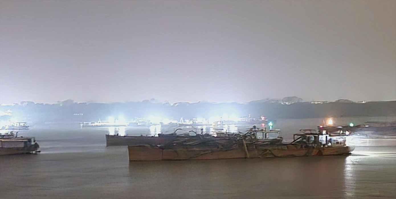 Đại công trường khai thác cát vào ban đêm trên sông Hồng khu vực xã Vĩnh Thịnh Đại công trường khai thác cát vào ban đêm trên sông Hồng khu vực xã Vĩnh Thịnh