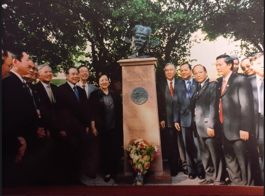 Đoàn đại biểu Việt Nam viếng tượng Nguyễn Trãi. Tháng 6/2005