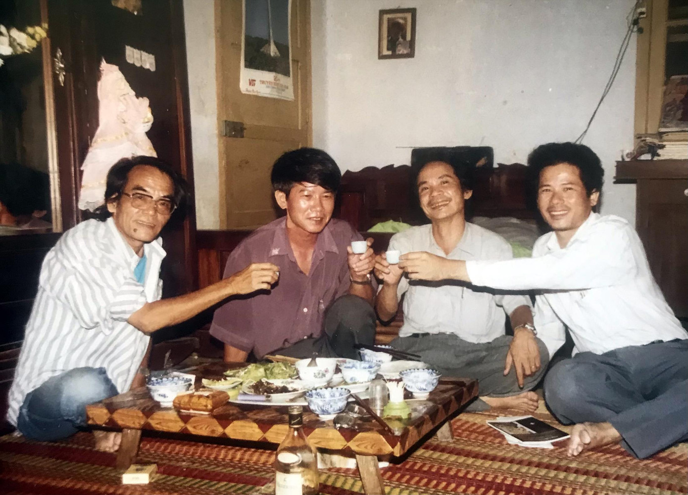 Nhà văn Hoàng Phủ Ngọc Tường - ngoài cùng bên trái cùng bạn bè văn nghệ. Ảnh: TL Thanh Tùng