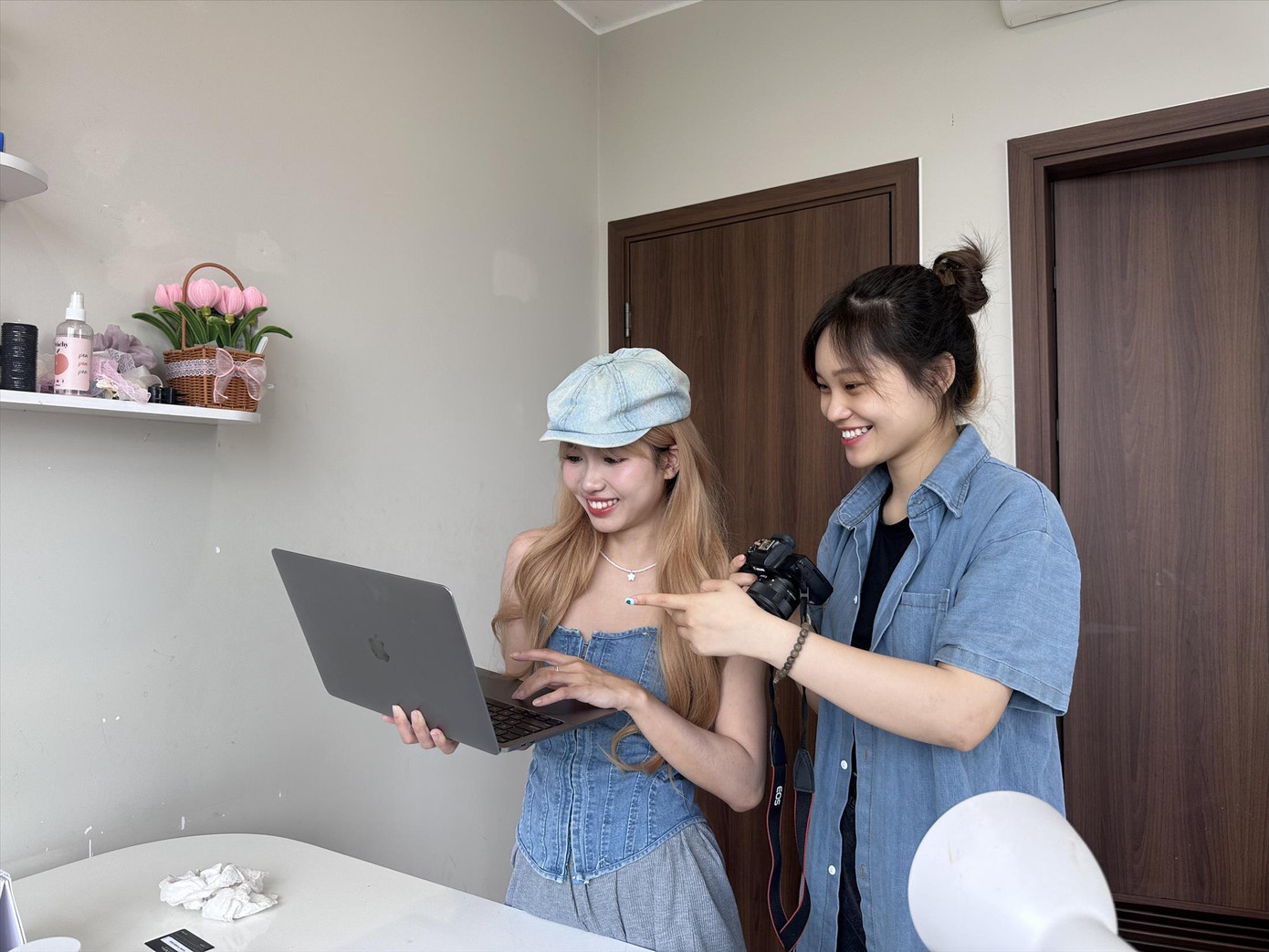 TikToker Hoàng Minh Ngọc (bên trái) coi trợ lý (bên phải) như bạn đồng hành TikToker Hoàng Minh Ngọc (bên trái) coi trợ lý (bên phải) như bạn đồng hành