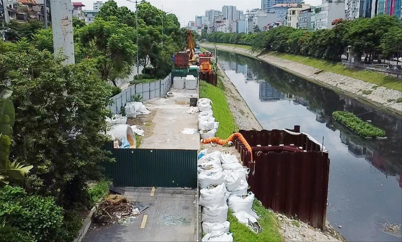 Đường đi bộ và đi xe đạp tập thể dục ven sông Tô Lịch bị đóng để thi công dự án xử lý nước thải Ảnh: Trọng Đảng