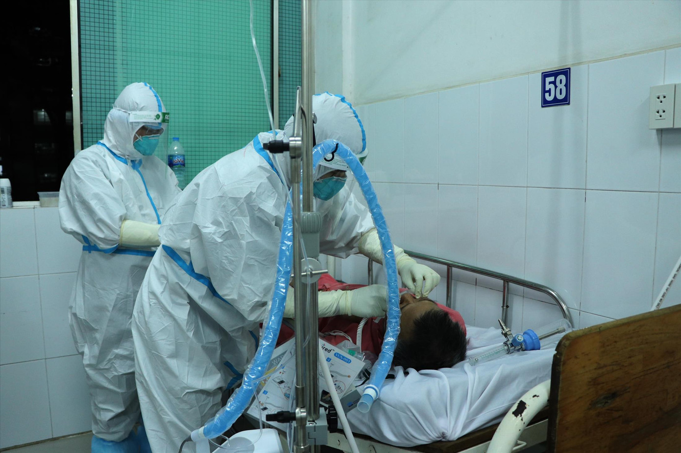 Bác sĩ đặt ống thở cho bệnh nhân nặng Bác sĩ đặt ống thở cho bệnh nhân nặng