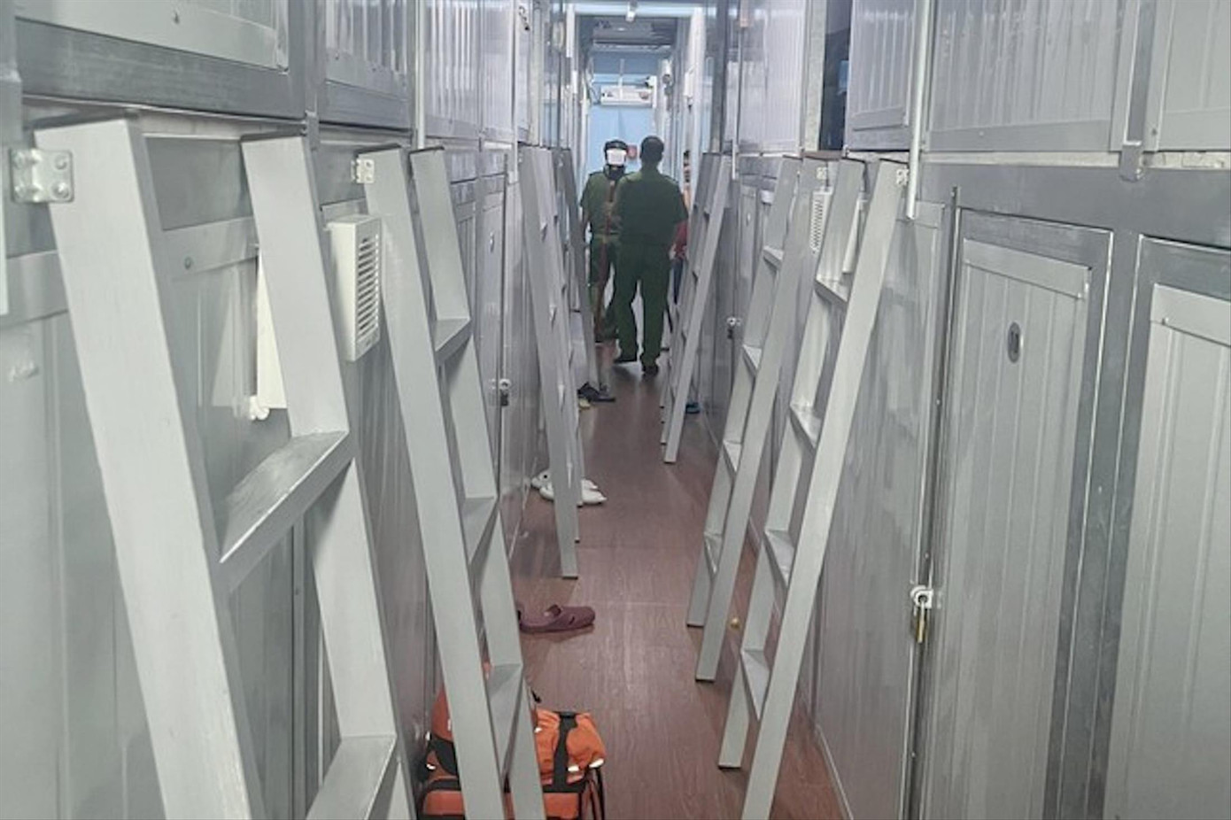 Các hộp ngủ được thiết kế bằng nhôm, xếp chồng lên nhau tại căn nhà trên đường Nguyễn Thiện Thuật, quận Bình Thạnh, TPHCM