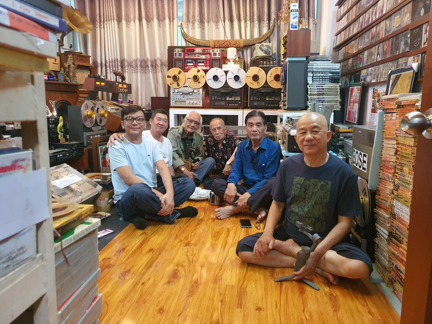 Từ trái qua phải: Nhạc sĩ Thái Thịnh, tác giả "Duyên phận", ca khúc trăm triệu view do Như Quỳnh trình bày; Nhà sưu tập Phương Chánh Hùng; Nhạc sĩ Ngọc Sơn, một trong những người thầy của danh ca Giao Linh, tác giả "Màu tím Pensée”; Nhạc sĩ Y Vũ, tác giả "Tôi đưa em sang sông"; Nhạc sĩ Mạnh Quỳnh, tác giả bài hát nổi tiếng "Gõ cửa"; Nhạc sĩ Hữu Thạnh, ông là con của tay trống lừng danh Đông Dương Huỳnh Hiếu Từ trái qua phải: Nhạc sĩ Thái Thịnh, tác giả "Duyên phận", ca khúc trăm triệu view do Như Quỳnh trình bày; Nhà sưu tập Phương Chánh Hùng; Nhạc sĩ Ngọc Sơn, một trong những người thầy của danh ca Giao Linh, tác giả "Màu tím Pensée”; Nhạc sĩ Y Vũ, tác giả "Tôi đưa em sang sông"; Nhạc sĩ Mạnh Quỳnh, tác giả bài hát nổi tiếng "Gõ cửa"; Nhạc sĩ Hữu Thạnh, ông là con của tay trống lừng danh Đông Dương Huỳnh Hiếu