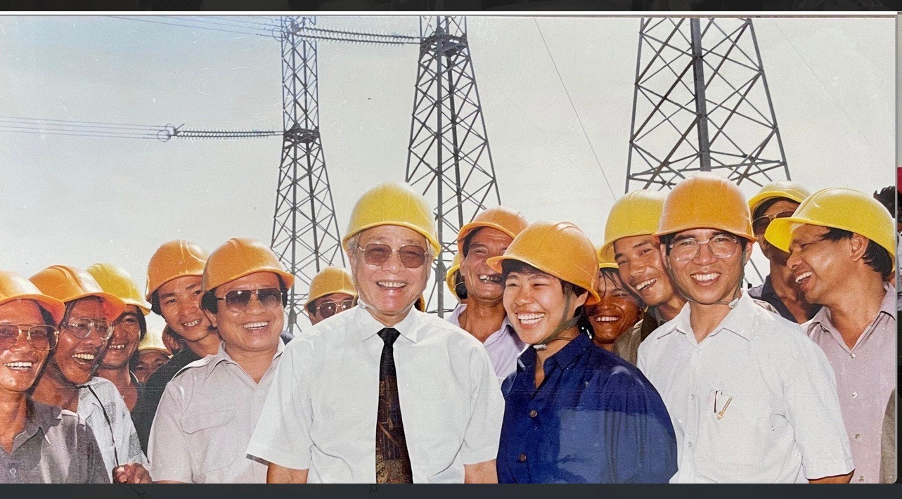 Cố Thủ tướng Võ Văn Kiệt chụp hình kỷ niệm cùng cán bộ, kỹ sư, công nhân thi công đường dây 500 kV Bắc - Nam (ảnh tư liệu).