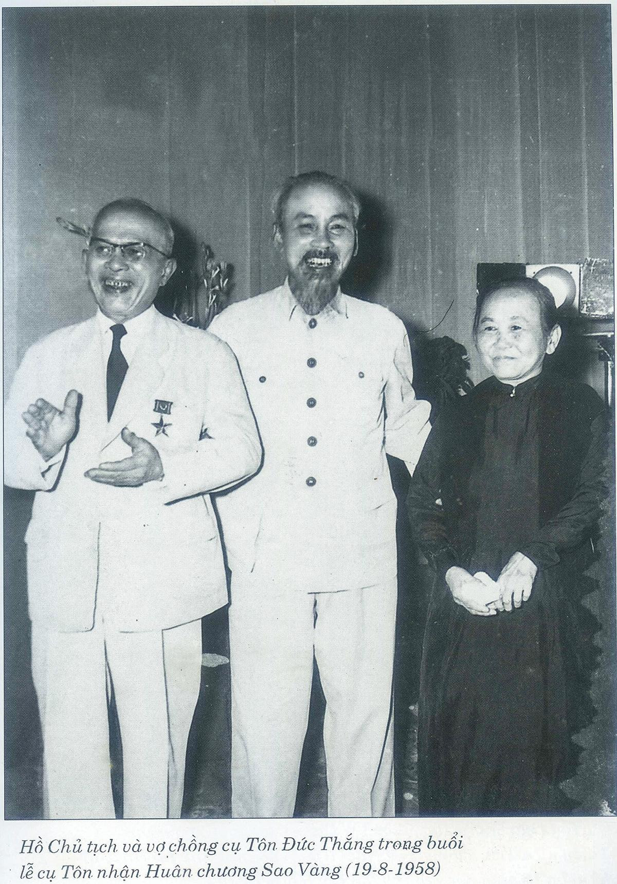 Hồ Chủ tịch và vợ chồng cụ Tôn Đức Thắng trong buổi lễ cụ Tôn nhận Huân chương Sao Vàng (19/8/1958)