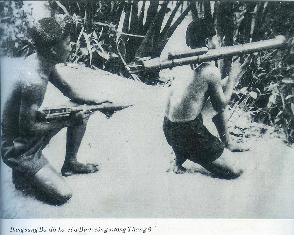 Dùng súng Ba-dô-ka của Binh công xưởng Tháng 8