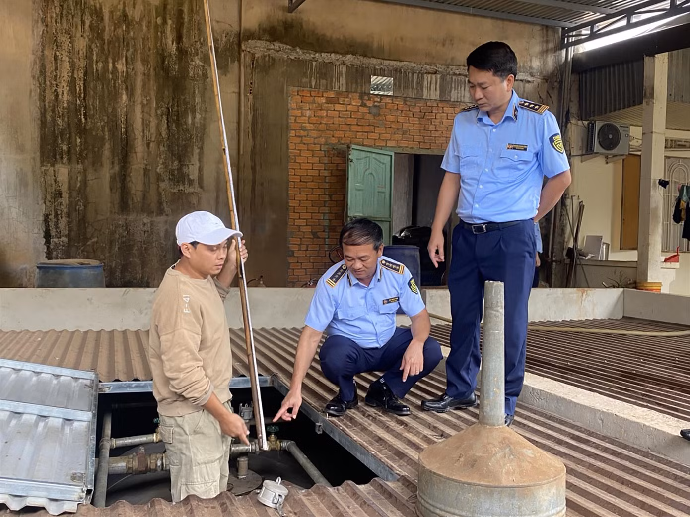 Cơ quan chức năng kiểm tra nguồn xăng dầu tại một doanh nghiệp. Ảnh: Như Ý.
