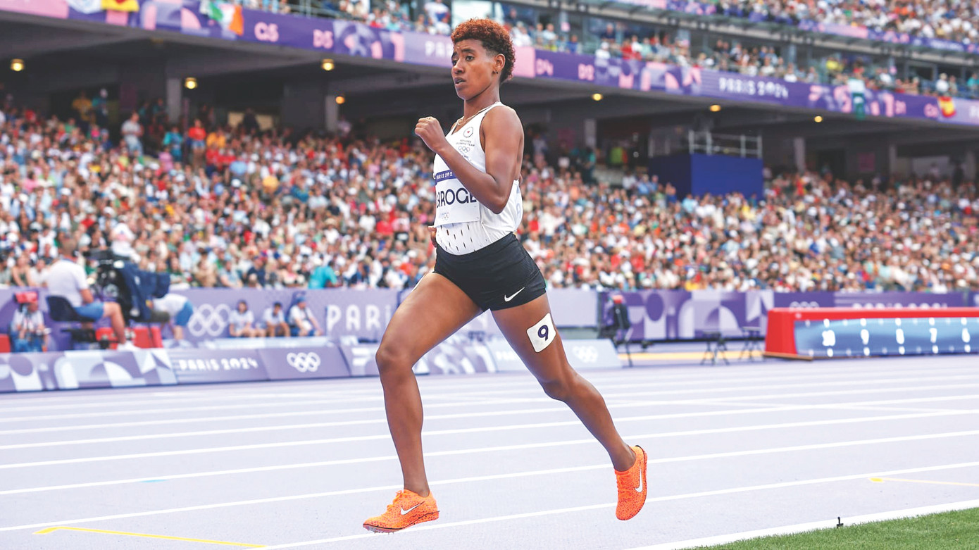 Farida Abaroge, VĐV điền kinh đội Olympic Người tị nạn chạy dưới sự cổ vũ của các khán giả tại Stade de France. Ảnh: Getty Images