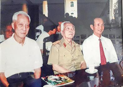 Trung tướng Võ Viết Thanh (ngoài cùng bên phải), Đại tướng Võ Nguyên Giáp và Đại tướng Mai Chí Thọ