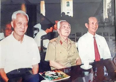 Trung tướng Võ Viết Thanh (ngoài cùng bên phải), Đại tướng Võ Nguyên Giáp và Đại tướng Mai Chí Thọ