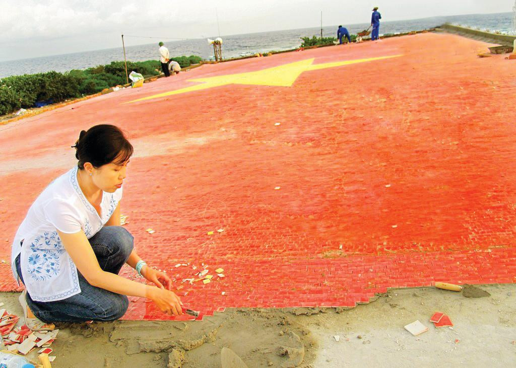 Họa sĩ Thu Thủy làm lá cờ gắn gốm tại đảo Trường Sa Lớn. Ảnh: Nhân vật cung cấp