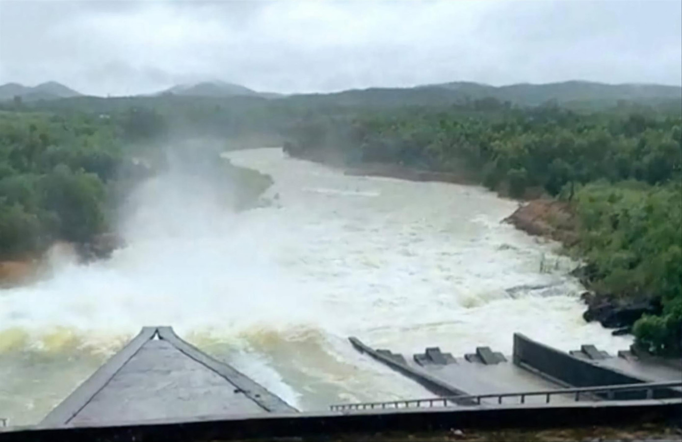 Hồ Vực Mấu xả lũ bất ngờ khiến người dân Hoàng Mai (Nghệ An) ngập trong biển nước Ảnh: Cảnh Huệ