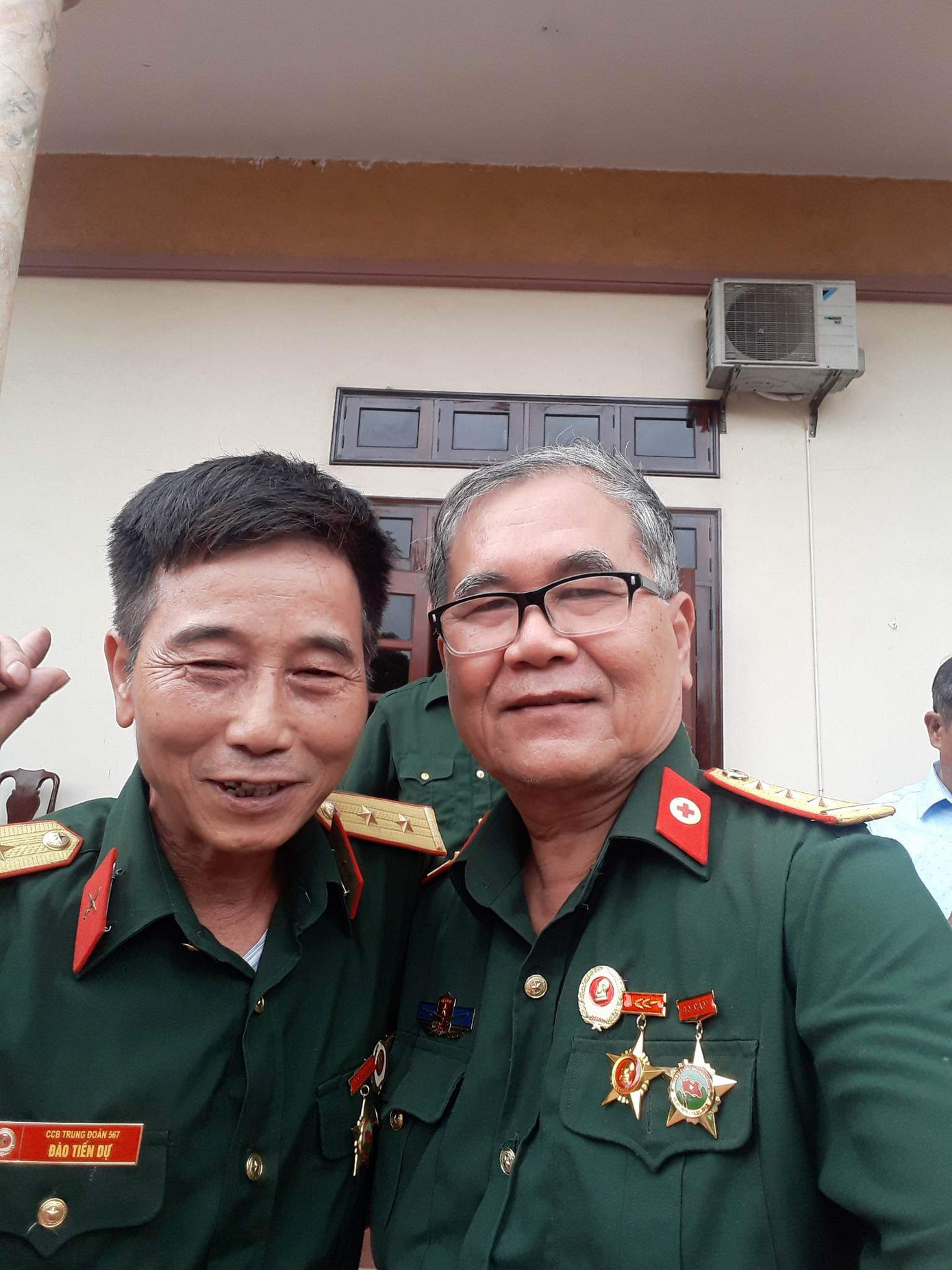 Cựu chiến binh, nhà văn Nguyễn Thái Long (phải) cùng đồng đội