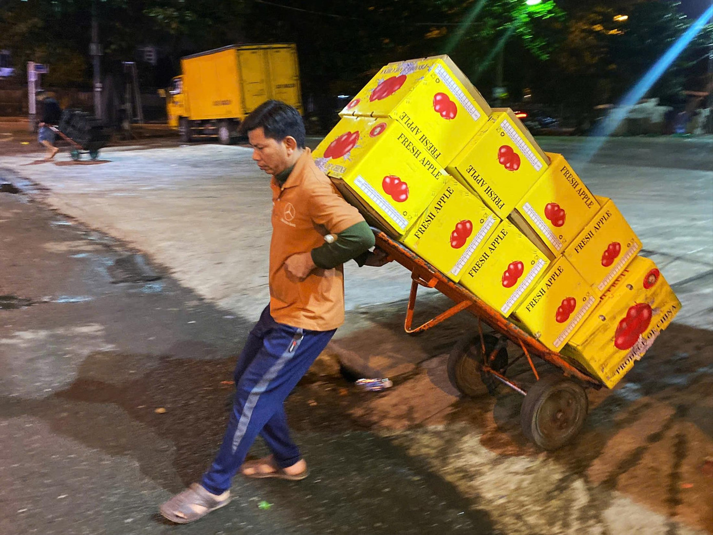 Những thùng hàng được chuyển đi các quầy hàng trong chợ và các tuyến đường xung quanh Ảnh: Thanh Hiền