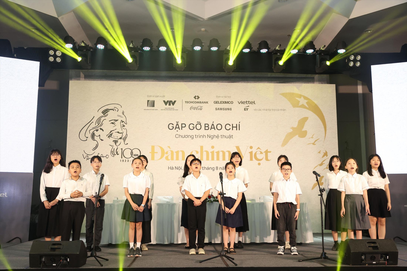 Các em nhỏ hát Tiến quân ca trong buổi ra mắt chương trình Đàn chim Việt Các em nhỏ hát Tiến quân ca trong buổi ra mắt chương trình Đàn chim Việt