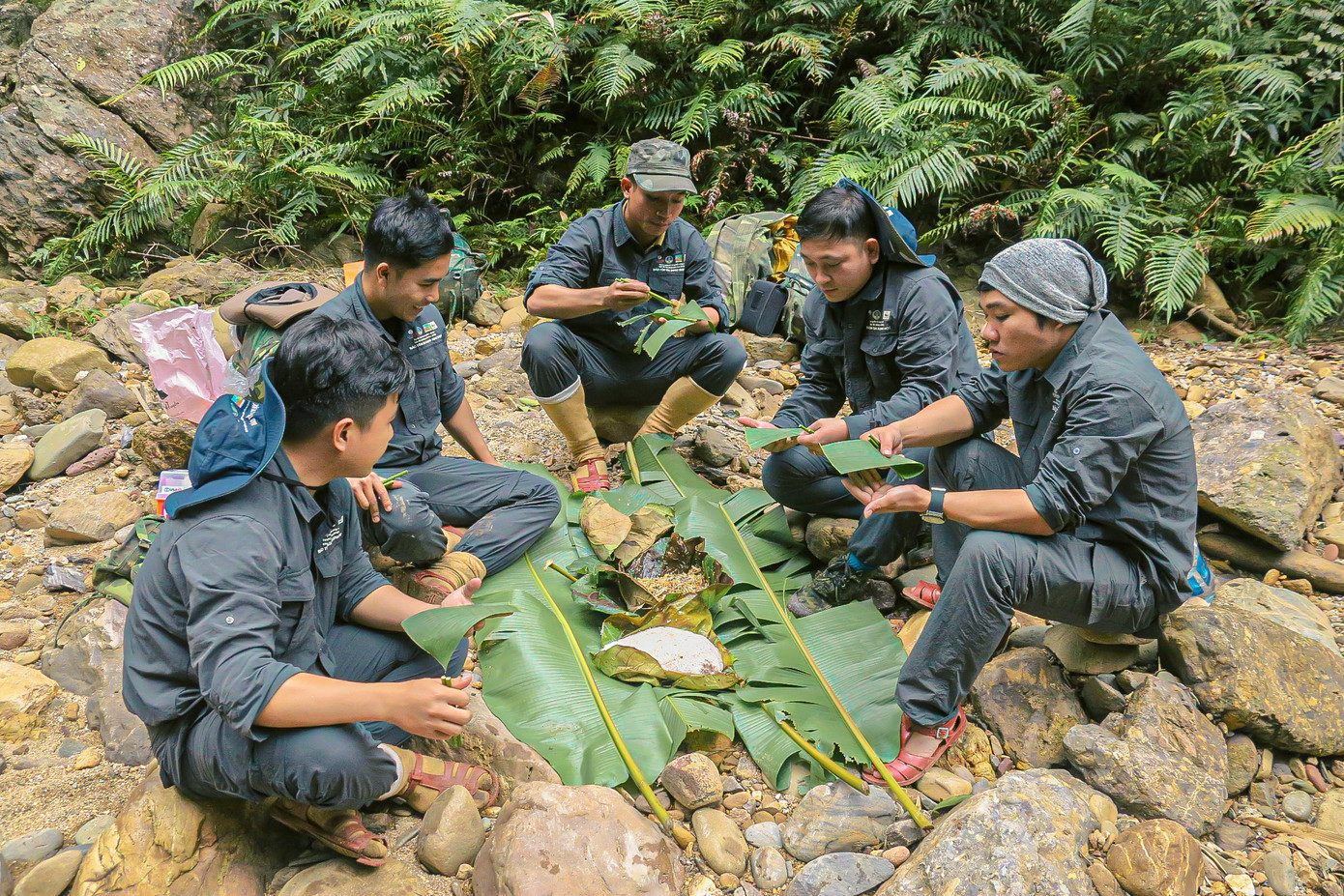 Bữa cơm trong rừng đạm bạc nhưng đầy niềm vui. Ảnh: Duy Quốc