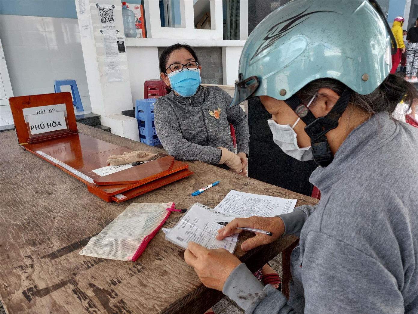 Người lao động làm thủ tục nhận hỗ trợ tiền thuê nhà. Ảnh: H.C Người lao động làm thủ tục nhận hỗ trợ tiền thuê nhà. Ảnh: H.C