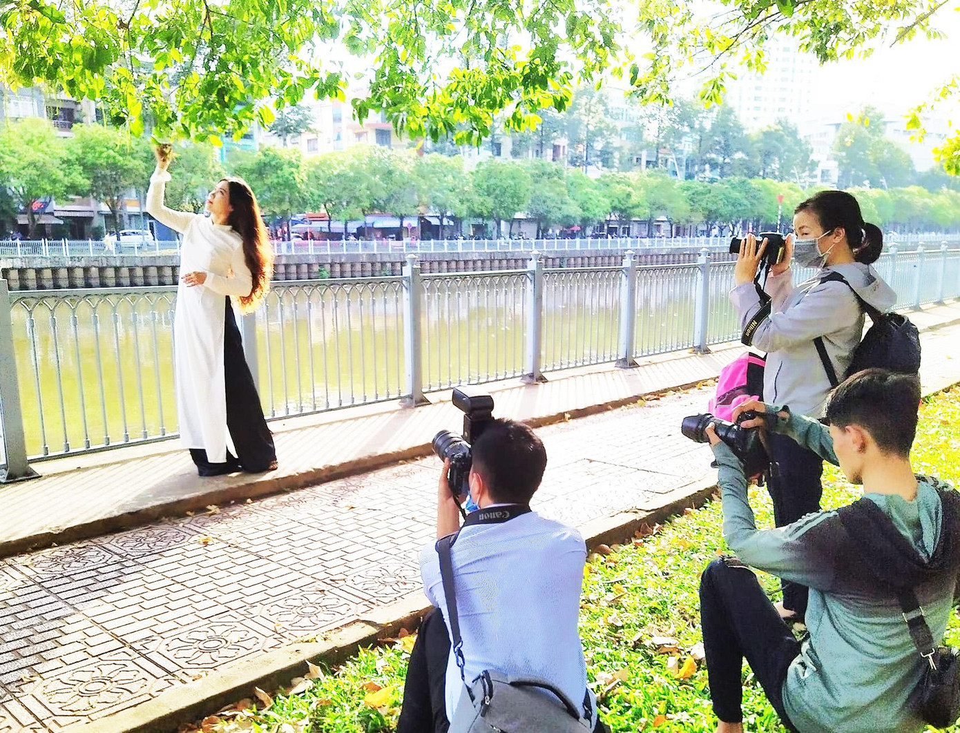 Chụp ảnh thu vàng bên dòng kênh