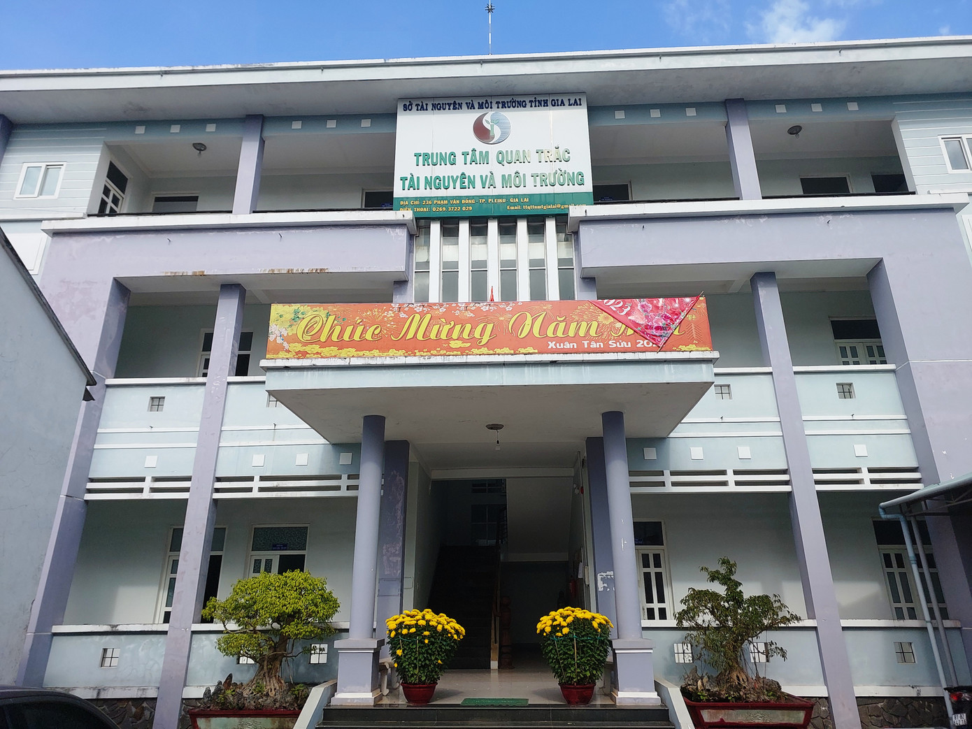 Trụ sở Trung tâm Quan trắc Tài nguyên và Môi trường Gia Lai (ảnh lớn); Trang thiết bị phủ bạt ngoài trời (ảnh nhỏ) Trụ sở Trung tâm Quan trắc Tài nguyên và Môi trường Gia Lai (ảnh lớn); Trang thiết bị phủ bạt ngoài trời (ảnh nhỏ)