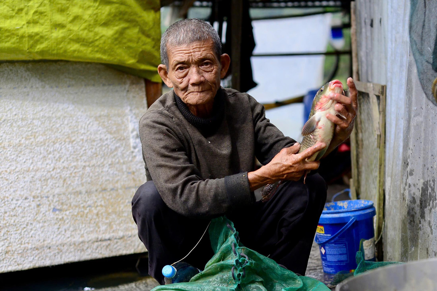 Ông Quyền vẫn hành nghề đánh cá sau buổi chụp hình Ông Quyền vẫn hành nghề đánh cá sau buổi chụp hình