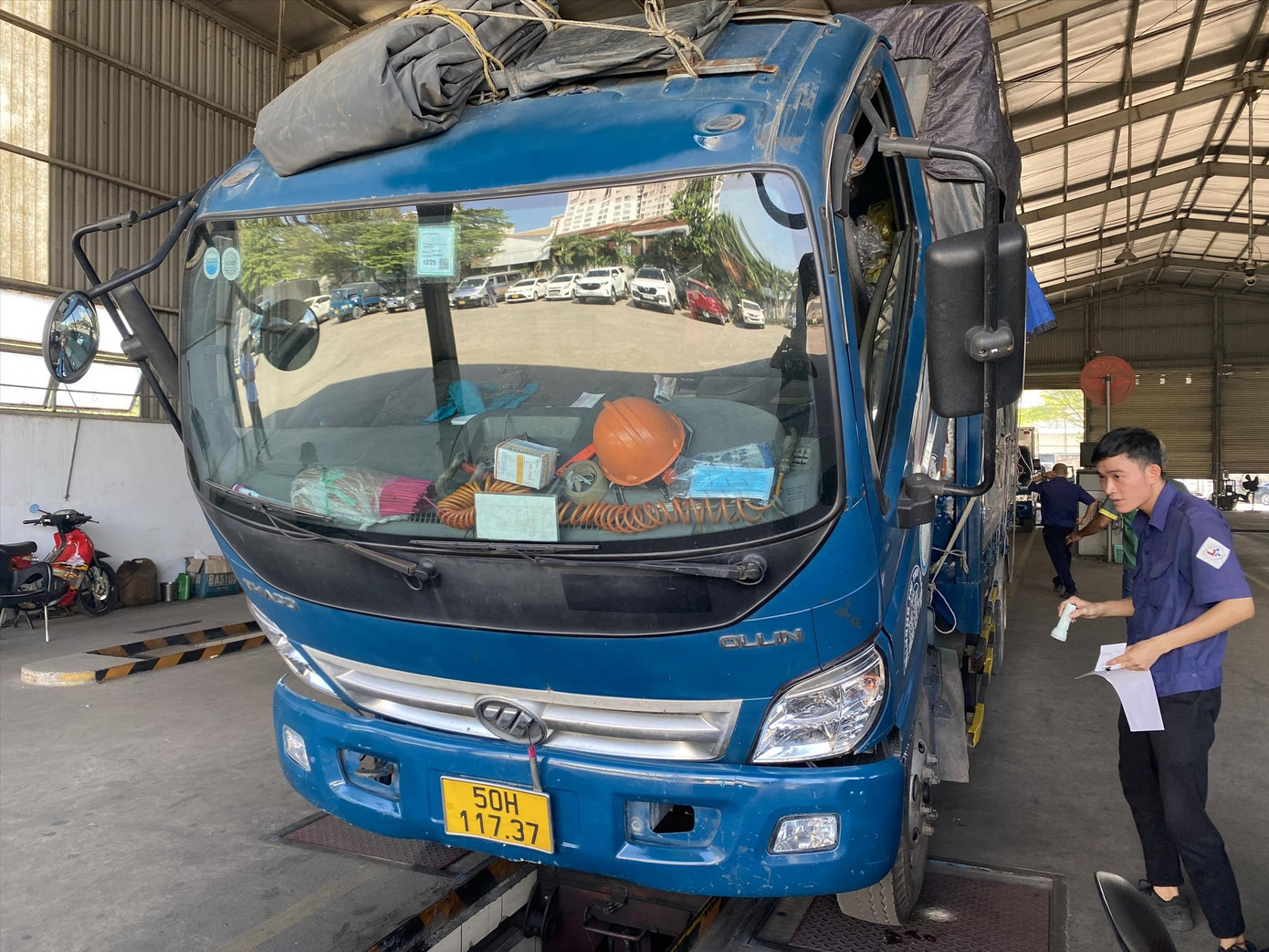 Nhân viên TTĐK xe cơ giới 50-07V (quận Bình Tân) kiểm tra xe tải đến đăng kiểm. Nhân viên TTĐK xe cơ giới 50-07V (quận Bình Tân) kiểm tra xe tải đến đăng kiểm.