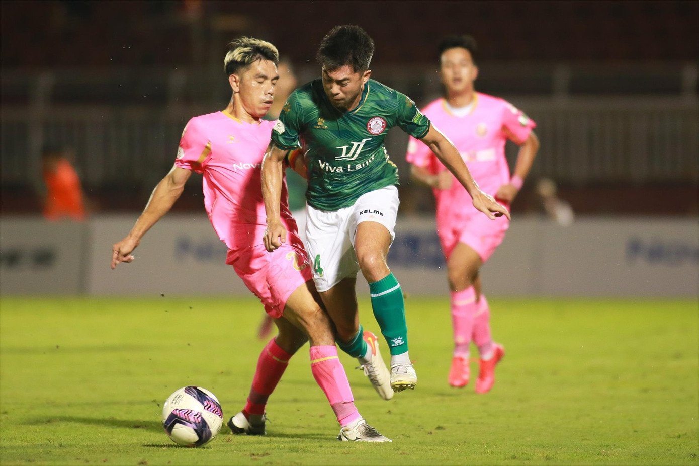 Lee Nguyễn kiến tạo 1 bàn trong chiến thắng 2-1 trước Sài Gòn FC Ảnh: TV Lee Nguyễn kiến tạo 1 bàn trong chiến thắng 2-1 trước Sài Gòn FC Ảnh: TV