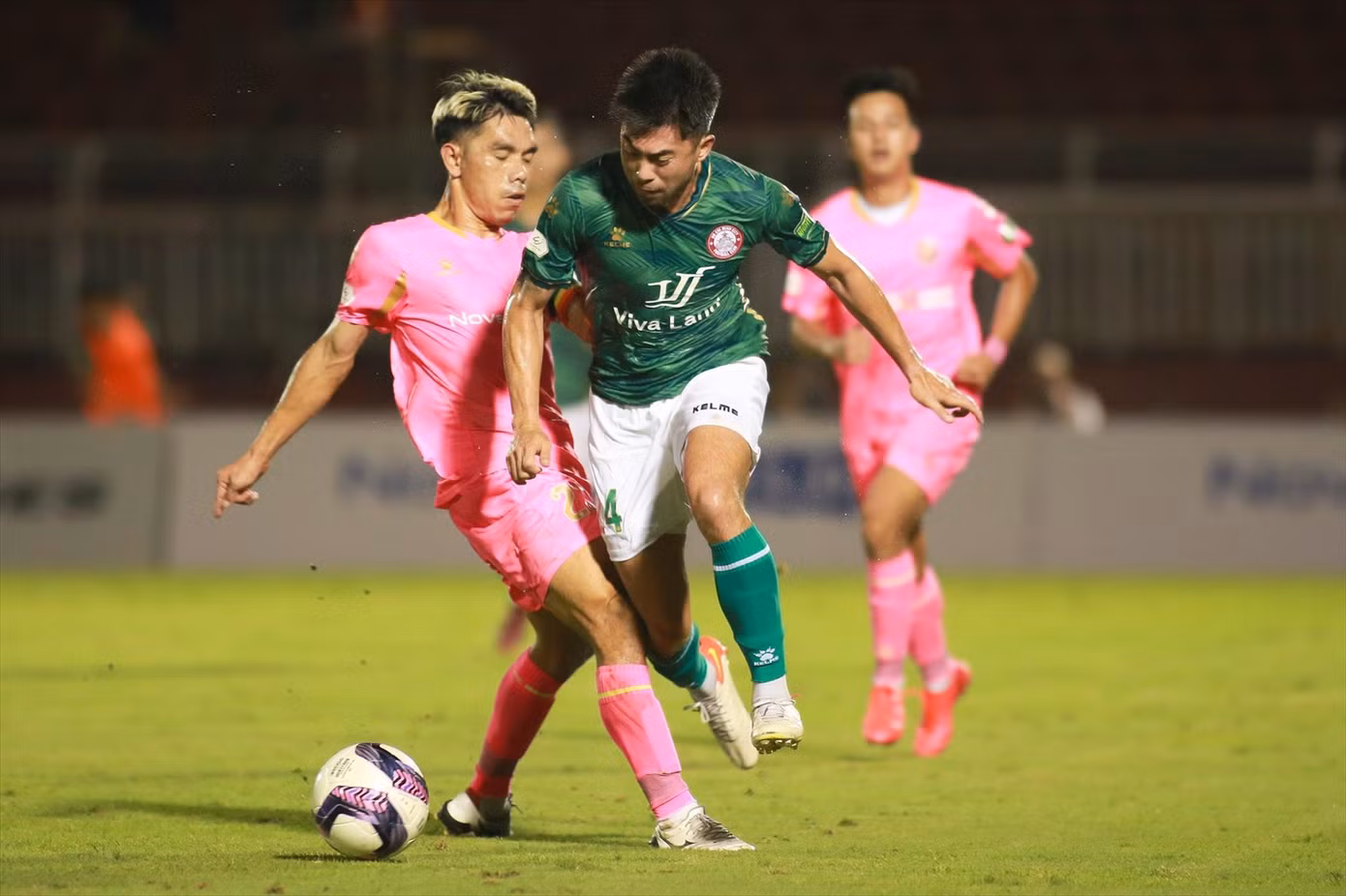 Lee Nguyễn kiến tạo 1 bàn trong chiến thắng 2-1 trước Sài Gòn FC Ảnh: TV Lee Nguyễn kiến tạo 1 bàn trong chiến thắng 2-1 trước Sài Gòn FC Ảnh: TV